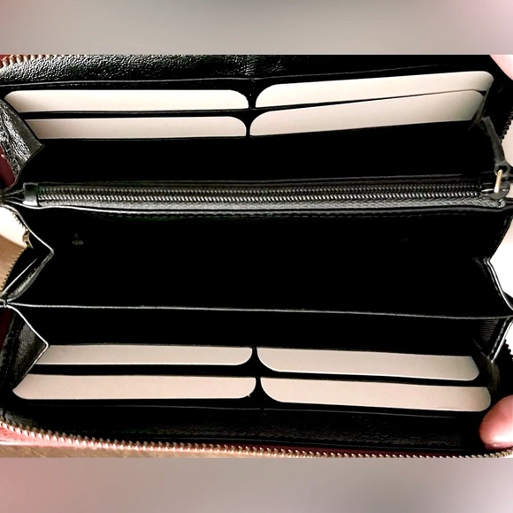 Gucci Authentic Marmot Diagonal Quilted. Leather Zip Around Wallet - Picture 9 of 11